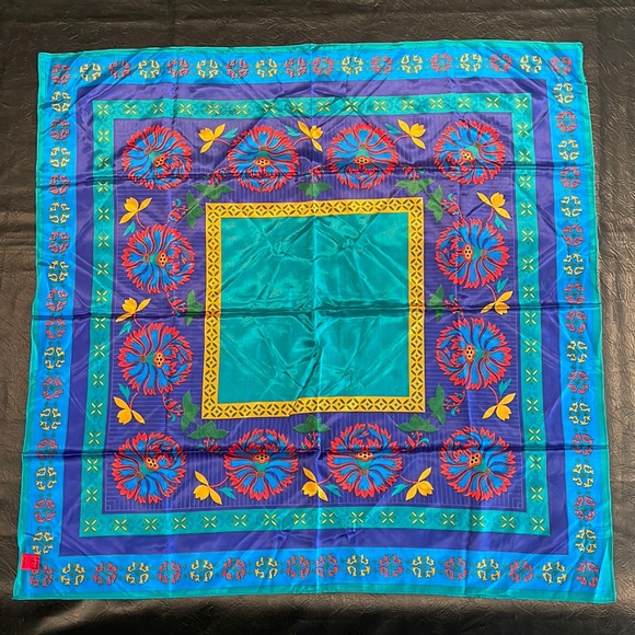 Oscar de la Renta Accessories - Oscar de la Renta 100% silk scarf, VINTAGE